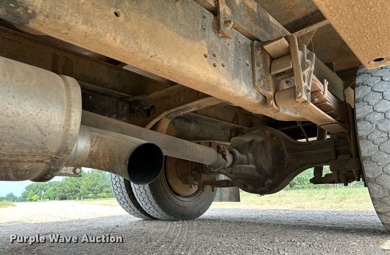 image for item HN9986 1998 International 4700  flatbed truck