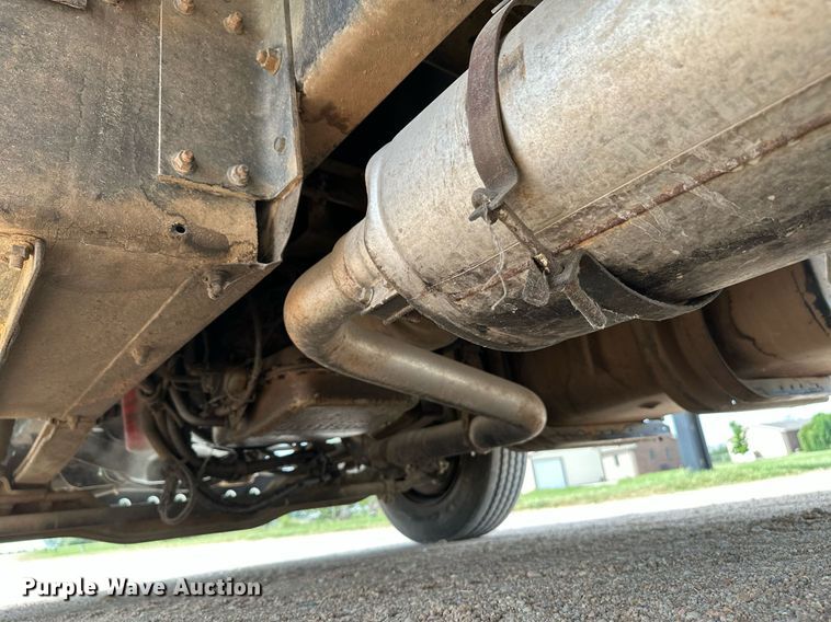 image for item HN9986 1998 International 4700  flatbed truck