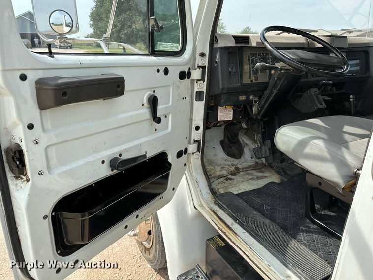 image for item HN9986 1998 International 4700  flatbed truck