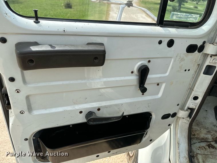 image for item HN9986 1998 International 4700  flatbed truck