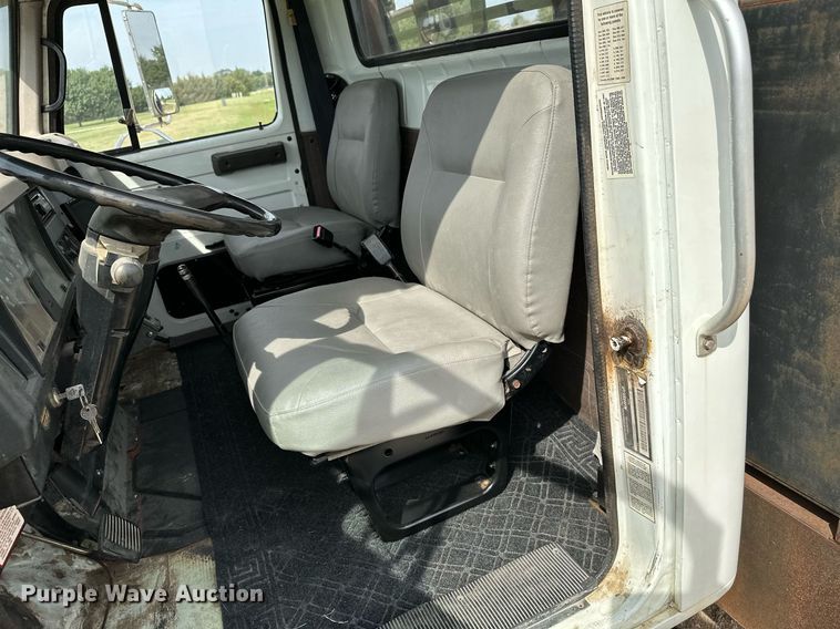 image for item HN9986 1998 International 4700  flatbed truck