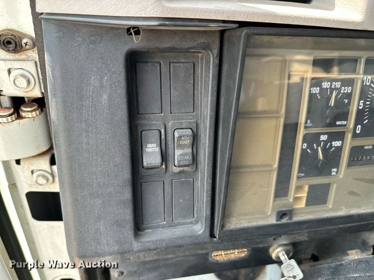 image for item HN9986 1998 International 4700  flatbed truck