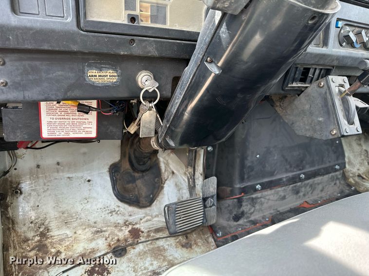 image for item HN9986 1998 International 4700  flatbed truck