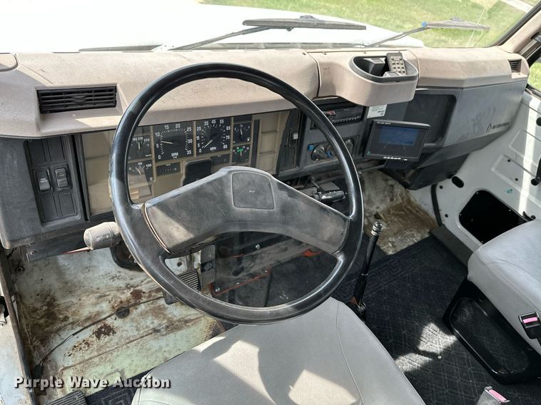 image for item HN9986 1998 International 4700  flatbed truck