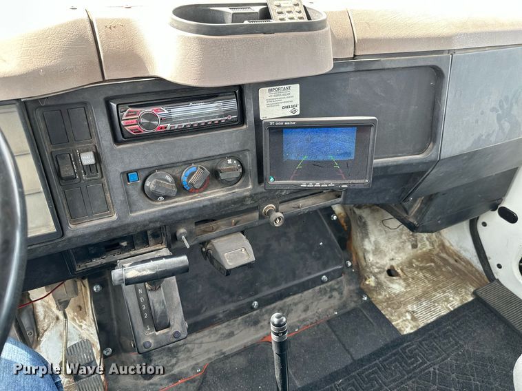 image for item HN9986 1998 International 4700  flatbed truck