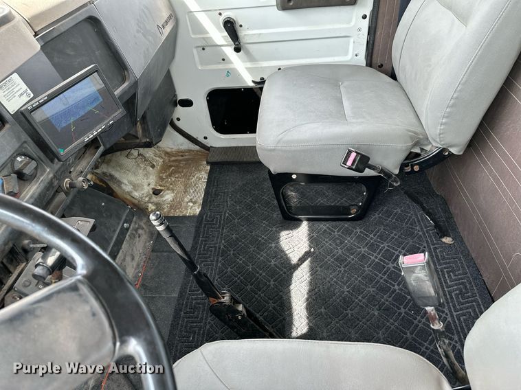 image for item HN9986 1998 International 4700  flatbed truck