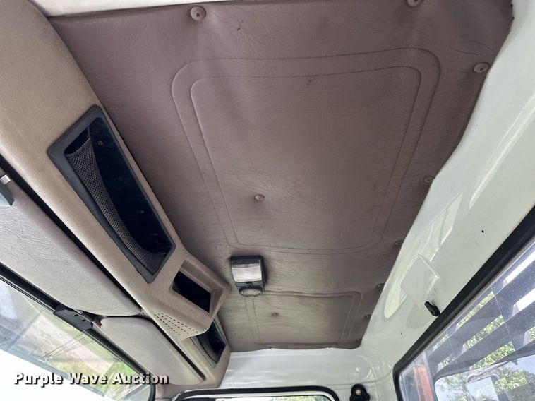 image for item HN9986 1998 International 4700  flatbed truck