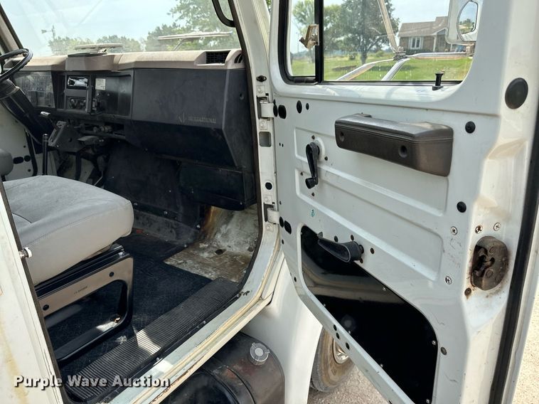 image for item HN9986 1998 International 4700  flatbed truck