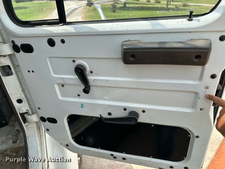 image for item HN9986 1998 International 4700  flatbed truck