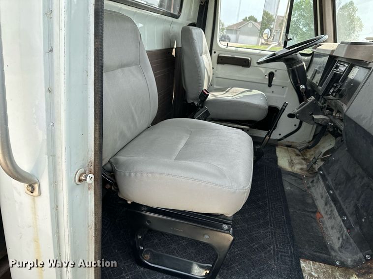 image for item HN9986 1998 International 4700  flatbed truck