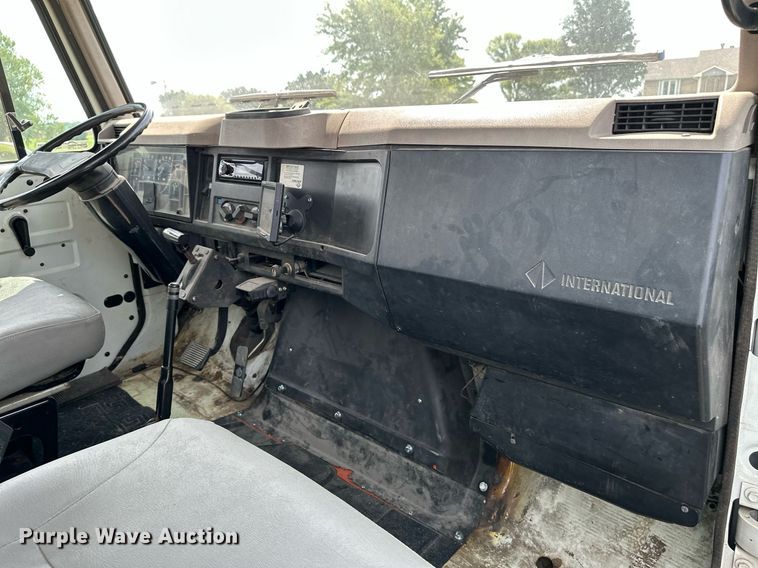 image for item HN9986 1998 International 4700  flatbed truck