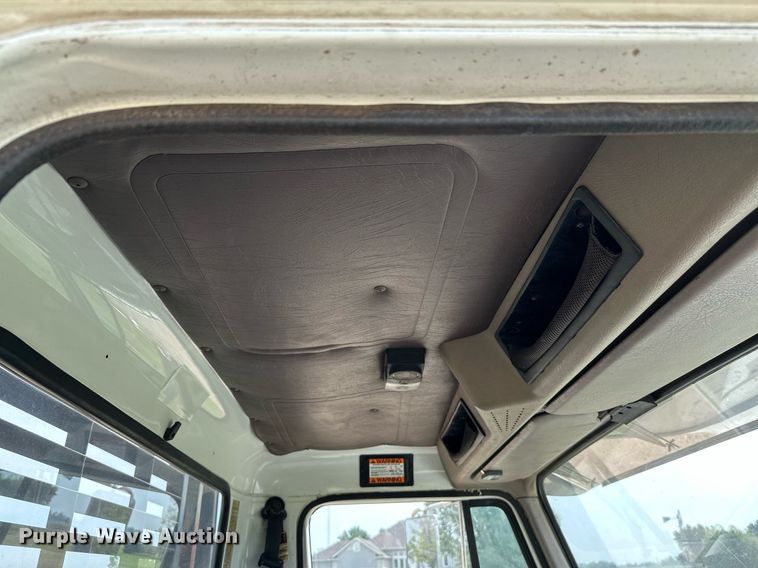 image for item HN9986 1998 International 4700  flatbed truck