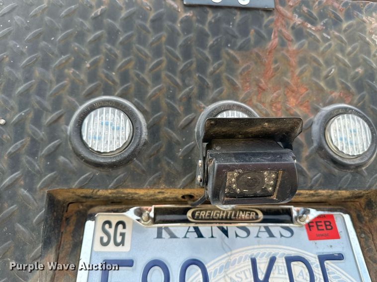 image for item HN9986 1998 International 4700  flatbed truck