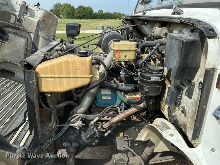 image for item HN9986 1998 International 4700  flatbed truck