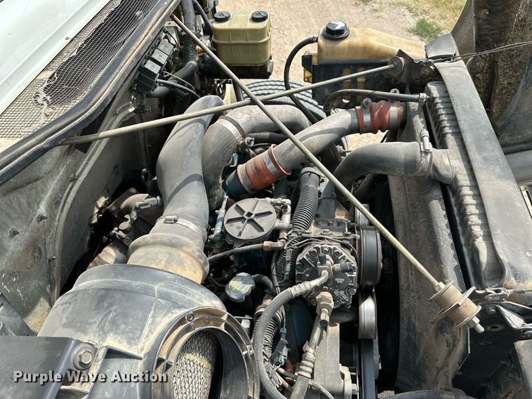 image for item HN9986 1998 International 4700  flatbed truck