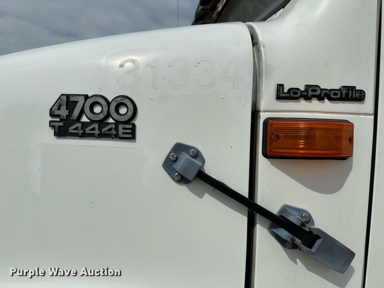 image for item HN9986 1998 International 4700  flatbed truck