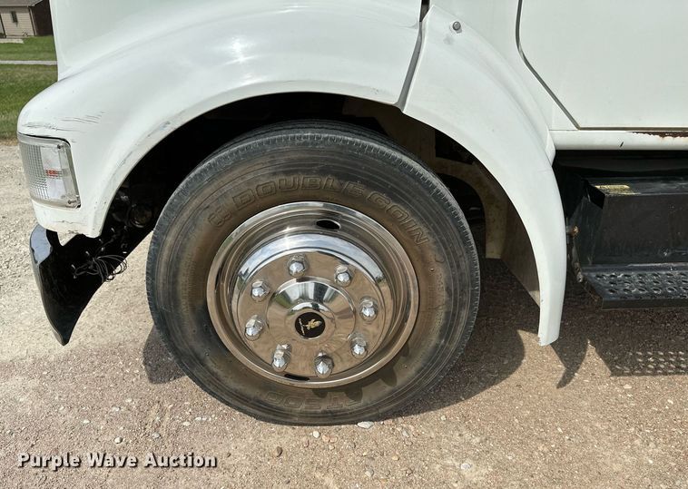 image for item HN9986 1998 International 4700  flatbed truck