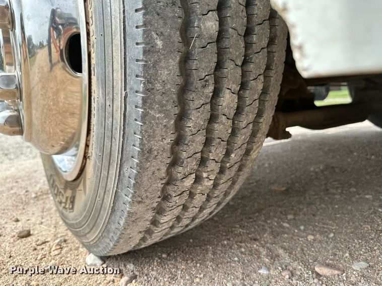 image for item HN9986 1998 International 4700  flatbed truck