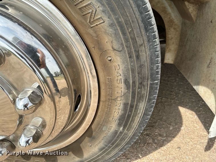 image for item HN9986 1998 International 4700  flatbed truck