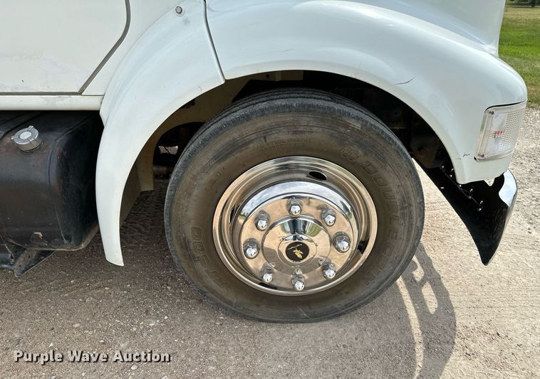 image for item HN9986 1998 International 4700  flatbed truck