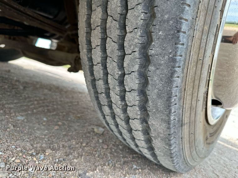 image for item HN9986 1998 International 4700  flatbed truck