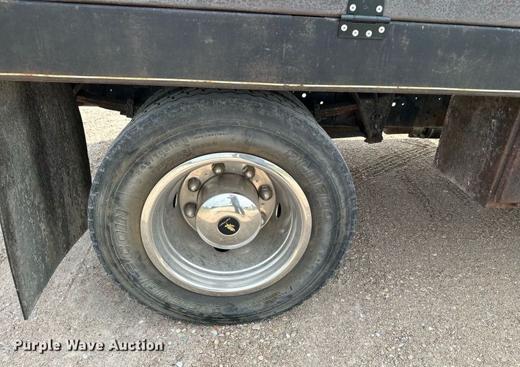 image for item HN9986 1998 International 4700  flatbed truck