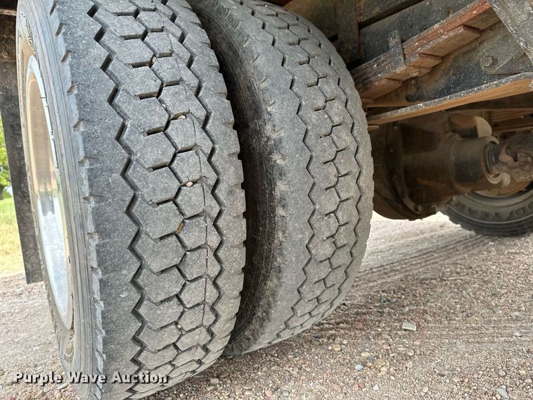 image for item HN9986 1998 International 4700  flatbed truck