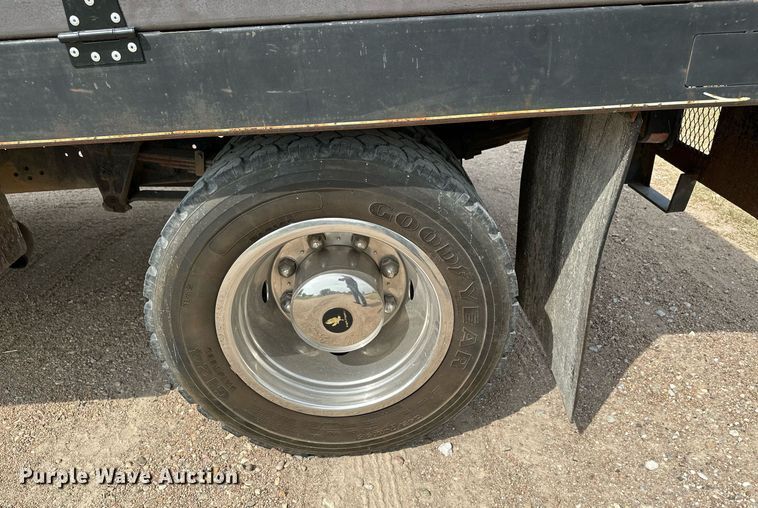 image for item HN9986 1998 International 4700  flatbed truck