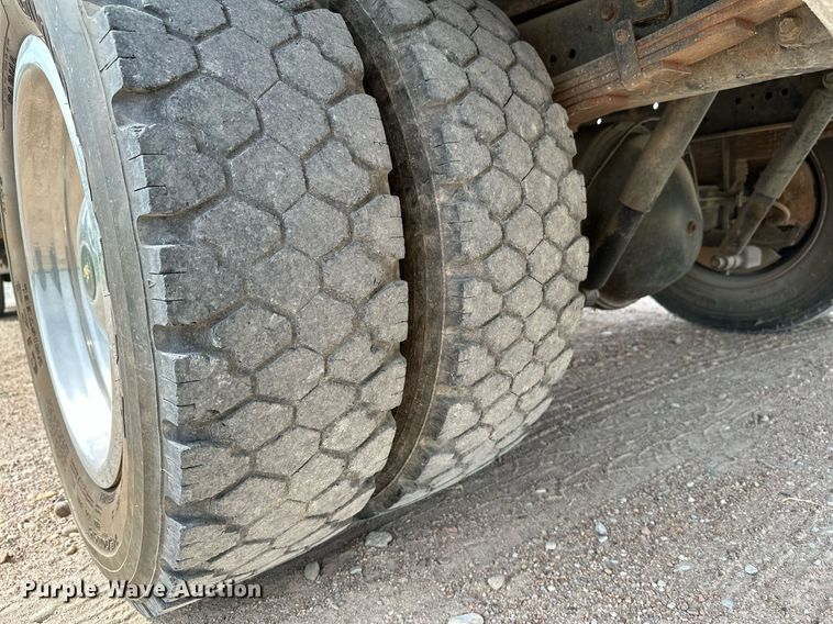 image for item HN9986 1998 International 4700  flatbed truck