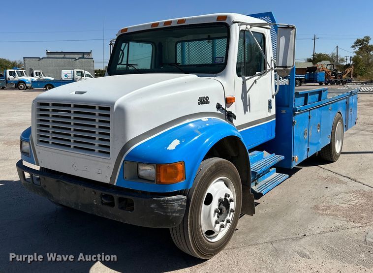 image for item KM9814 2001 International 4700  flatbed truck