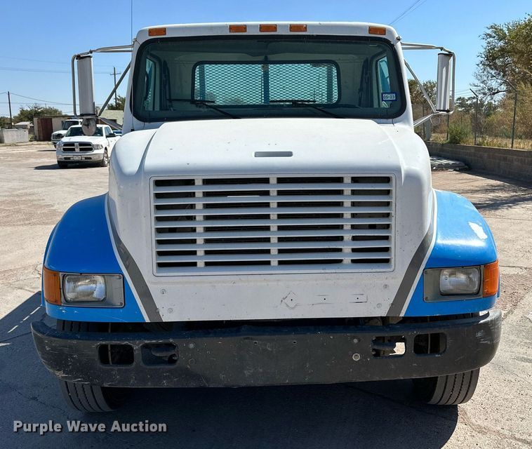 image for item KM9814 2001 International 4700  flatbed truck