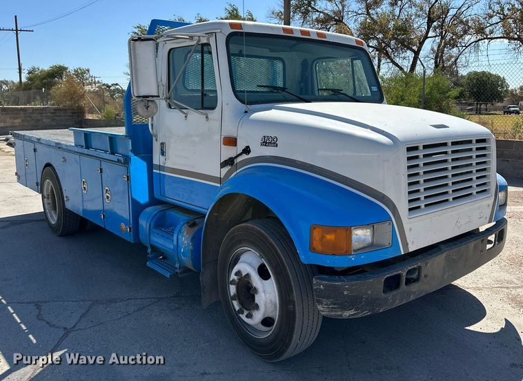 image for item KM9814 2001 International 4700  flatbed truck