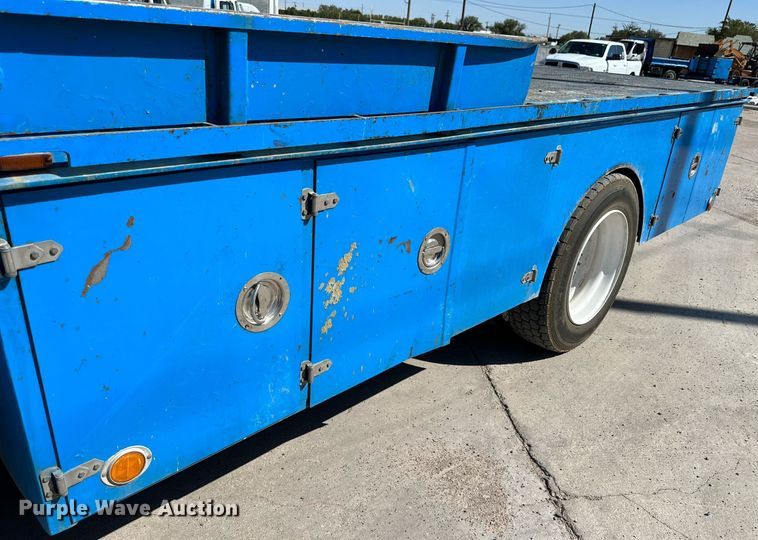 image for item KM9814 2001 International 4700  flatbed truck