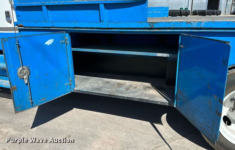 image for item KM9814 2001 International 4700  flatbed truck