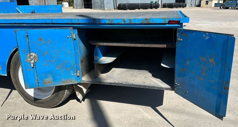 image for item KM9814 2001 International 4700  flatbed truck