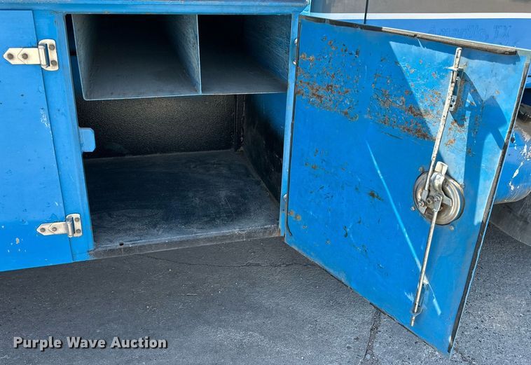 image for item KM9814 2001 International 4700  flatbed truck