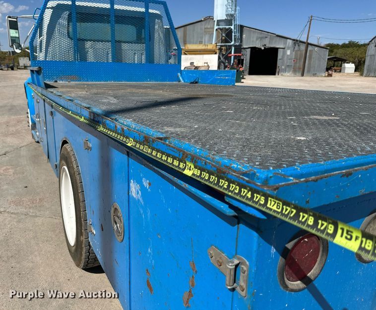 image for item KM9814 2001 International 4700  flatbed truck