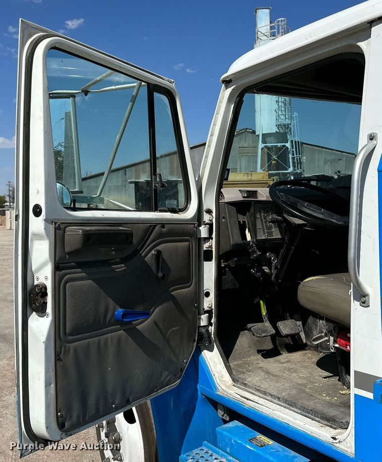 image for item KM9814 2001 International 4700  flatbed truck