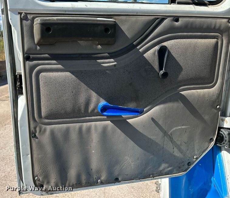 image for item KM9814 2001 International 4700  flatbed truck