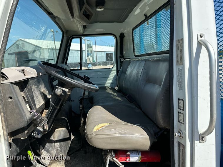 image for item KM9814 2001 International 4700  flatbed truck