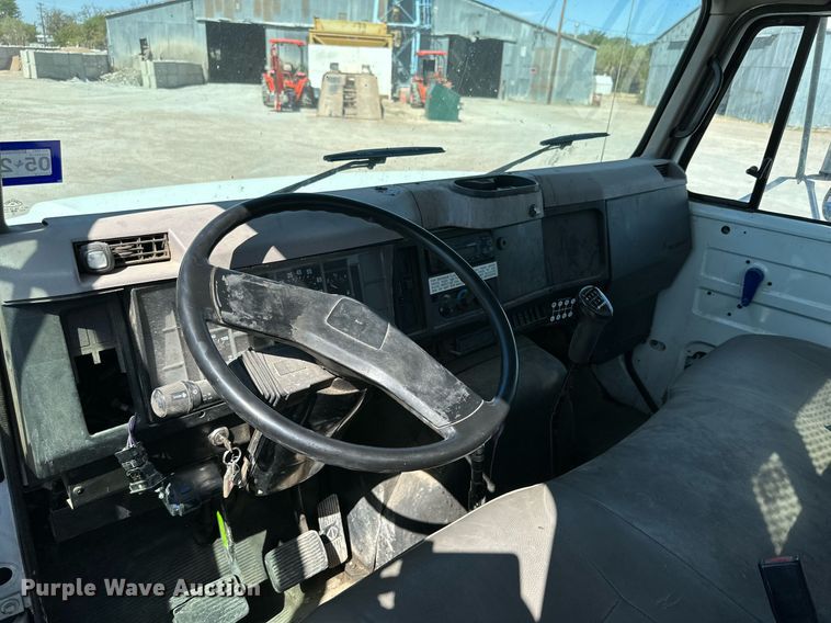 image for item KM9814 2001 International 4700  flatbed truck