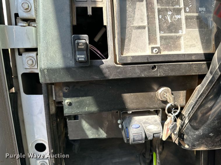 image for item KM9814 2001 International 4700  flatbed truck