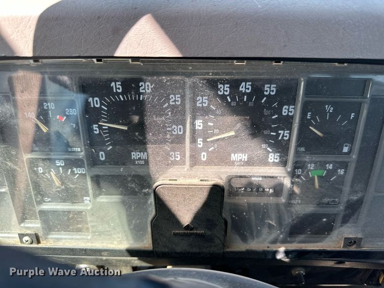 image for item KM9814 2001 International 4700  flatbed truck