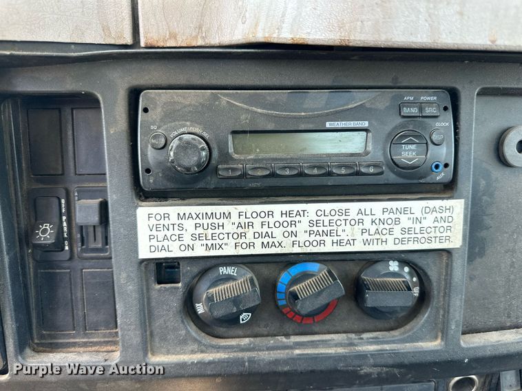 image for item KM9814 2001 International 4700  flatbed truck