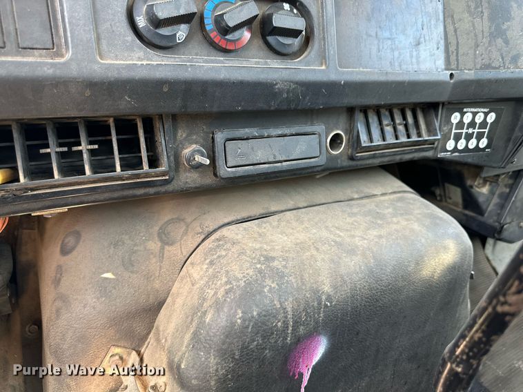 image for item KM9814 2001 International 4700  flatbed truck