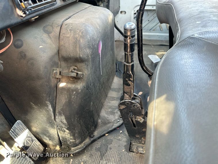 image for item KM9814 2001 International 4700  flatbed truck