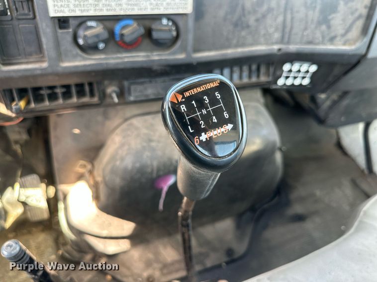 image for item KM9814 2001 International 4700  flatbed truck