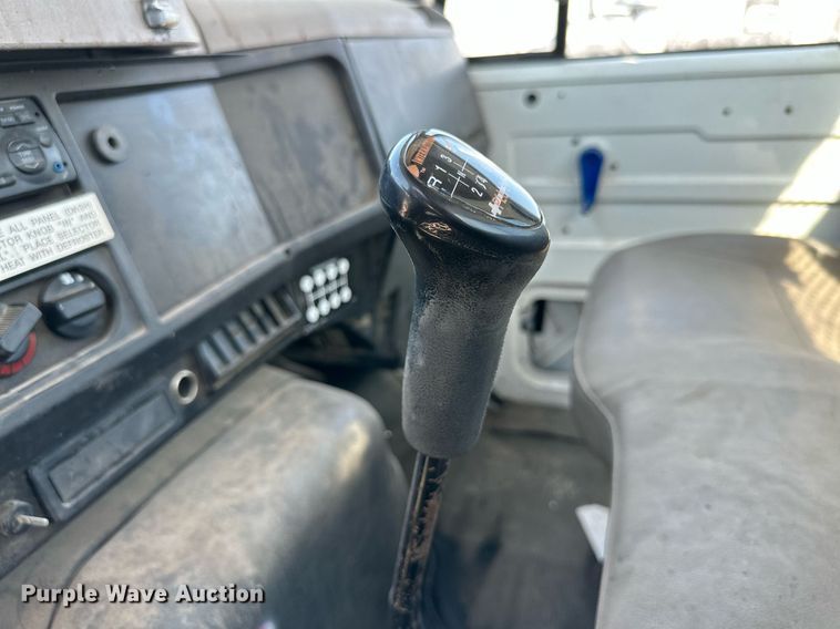 image for item KM9814 2001 International 4700  flatbed truck