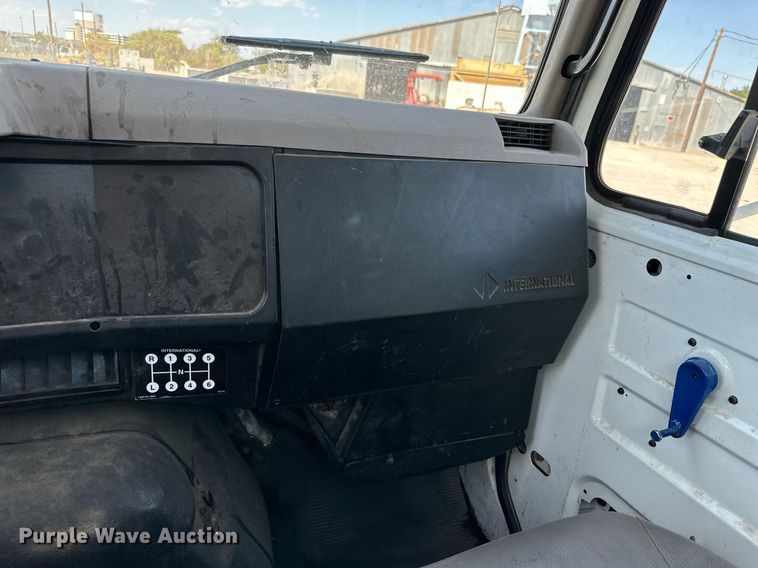 image for item KM9814 2001 International 4700  flatbed truck