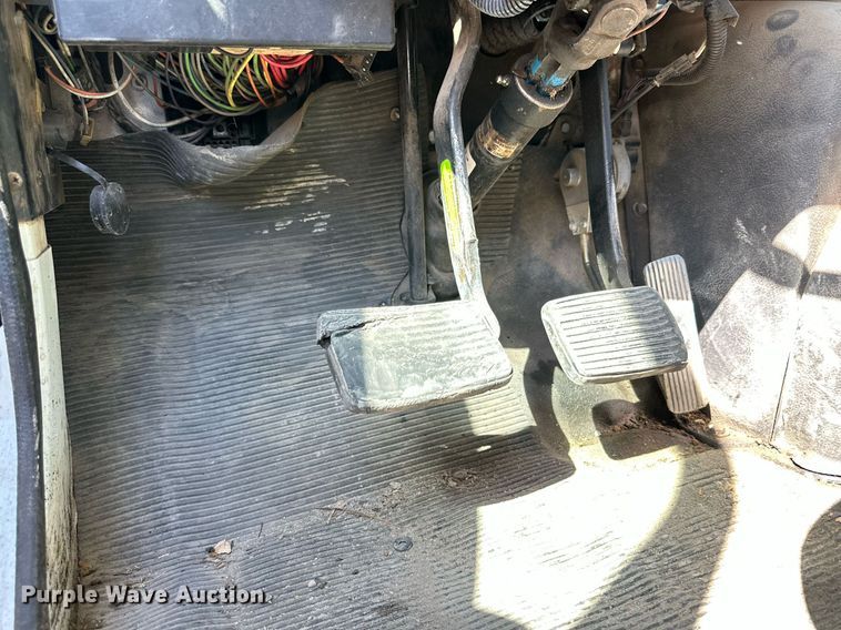 image for item KM9814 2001 International 4700  flatbed truck